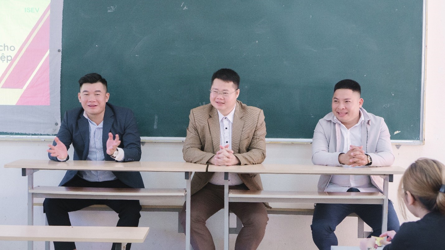 KHÓA ĐÀO TẠO KỸ NĂNG KHỞI NGHIỆP: CỰU SINH VIÊN, DOANH NGHIỆP ĐỊA PHƯƠNG CHUNG TAY TRUYỀN CẢM HỨNG